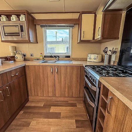 Gorgeous 6 Berth Caravan With Decking And Wi-Fi At Broadland Sands Ref 20377Bs Hopton on Sea Buitenkant foto