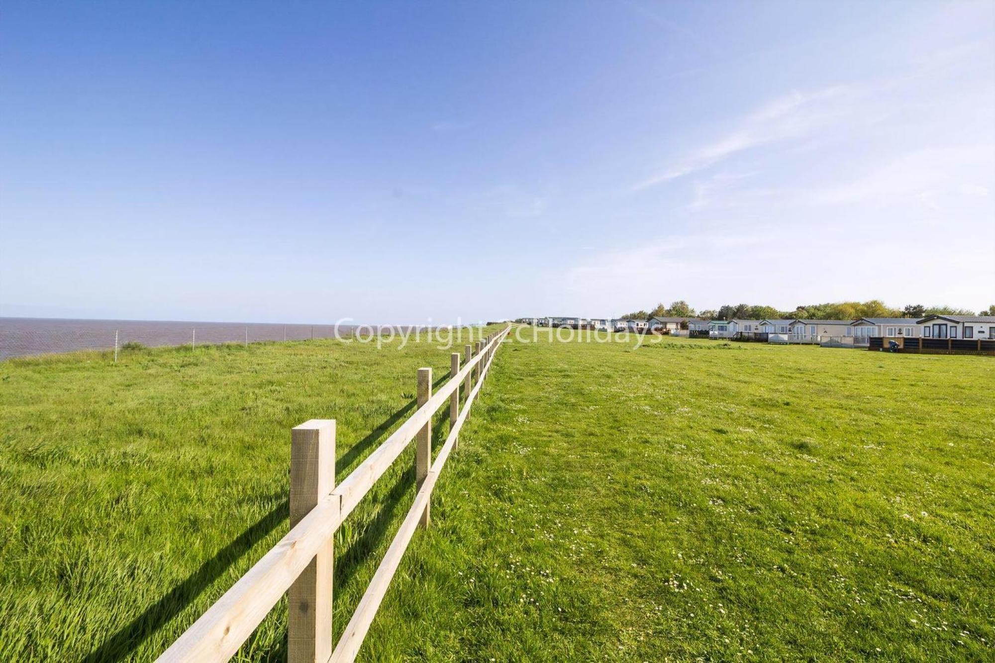 Gorgeous 6 Berth Caravan With Decking And Wi-Fi At Broadland Sands Ref 20377Bs Hopton on Sea Buitenkant foto