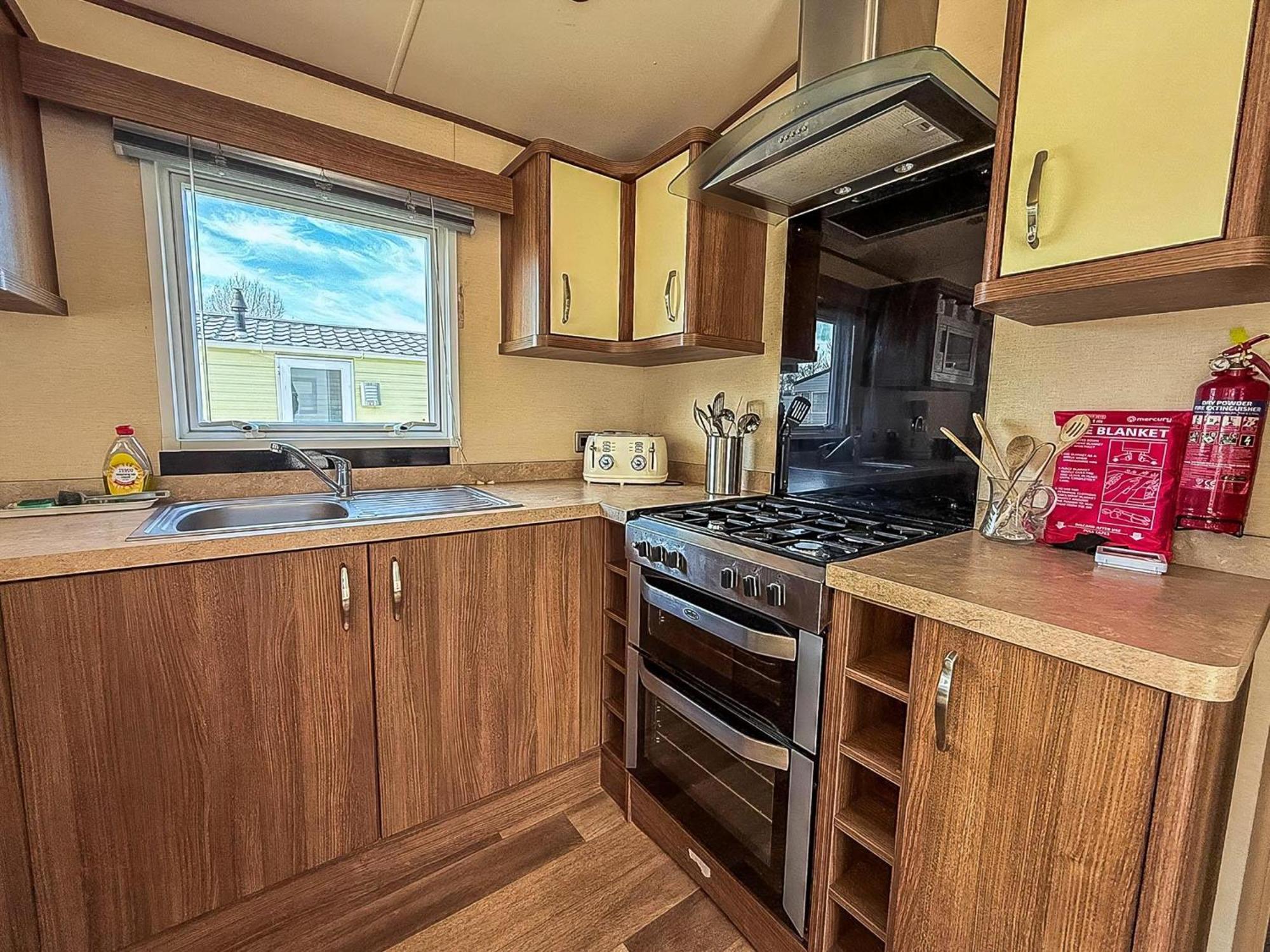 Gorgeous 6 Berth Caravan With Decking And Wi-Fi At Broadland Sands Ref 20377Bs Hopton on Sea Buitenkant foto
