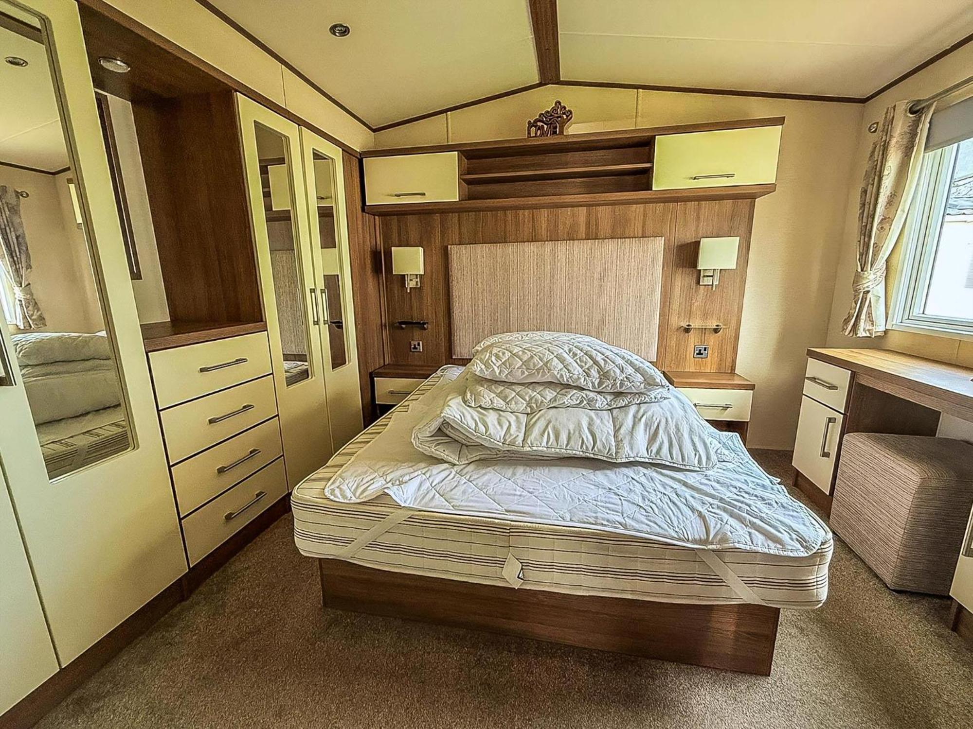 Gorgeous 6 Berth Caravan With Decking And Wi-Fi At Broadland Sands Ref 20377Bs Hopton on Sea Buitenkant foto