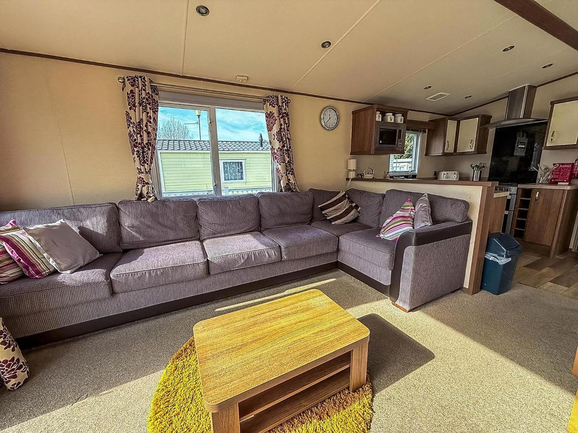 Gorgeous 6 Berth Caravan With Decking And Wi-Fi At Broadland Sands Ref 20377Bs Hopton on Sea Buitenkant foto