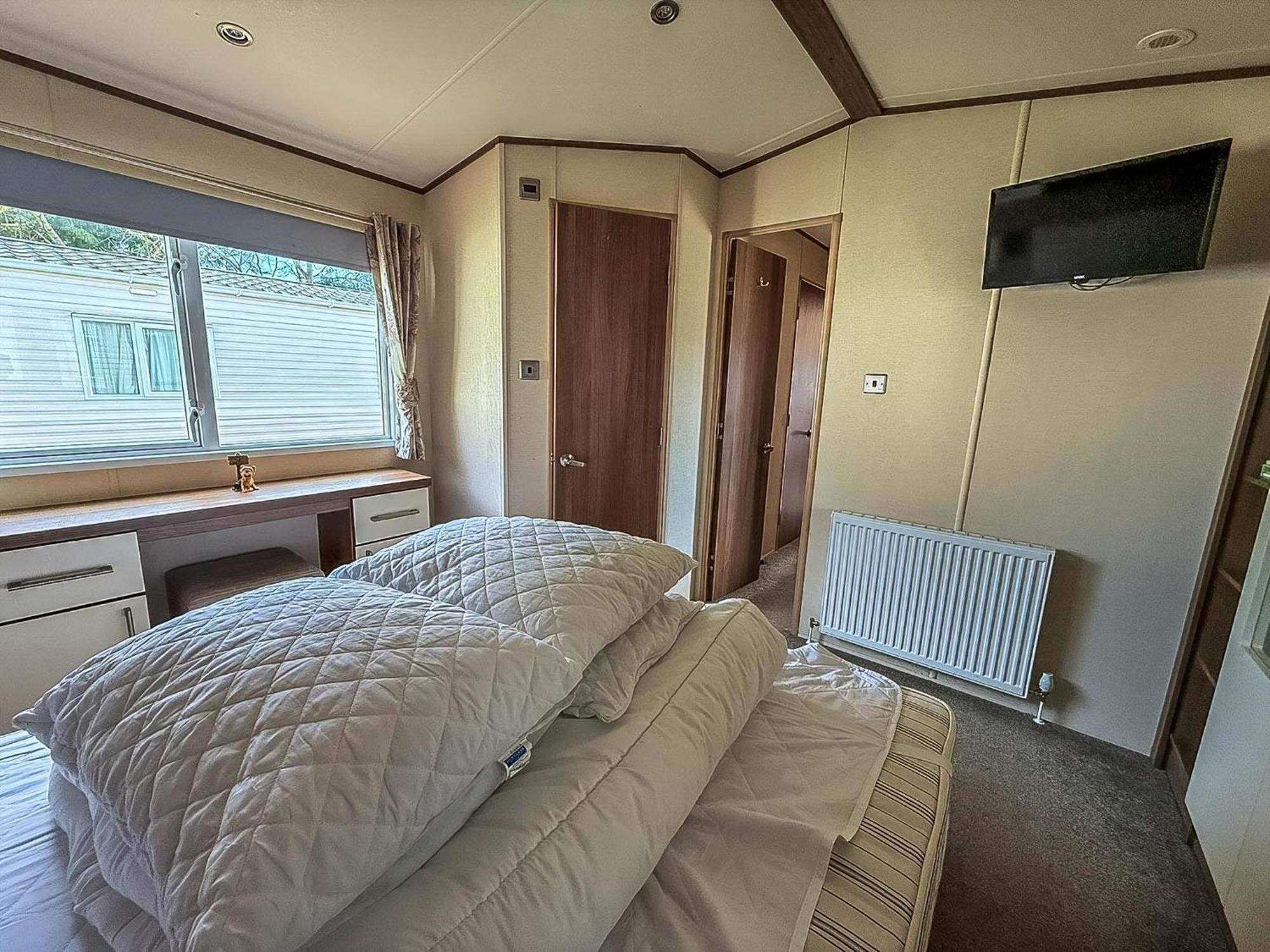 Gorgeous 6 Berth Caravan With Decking And Wi-Fi At Broadland Sands Ref 20377Bs Hopton on Sea Buitenkant foto