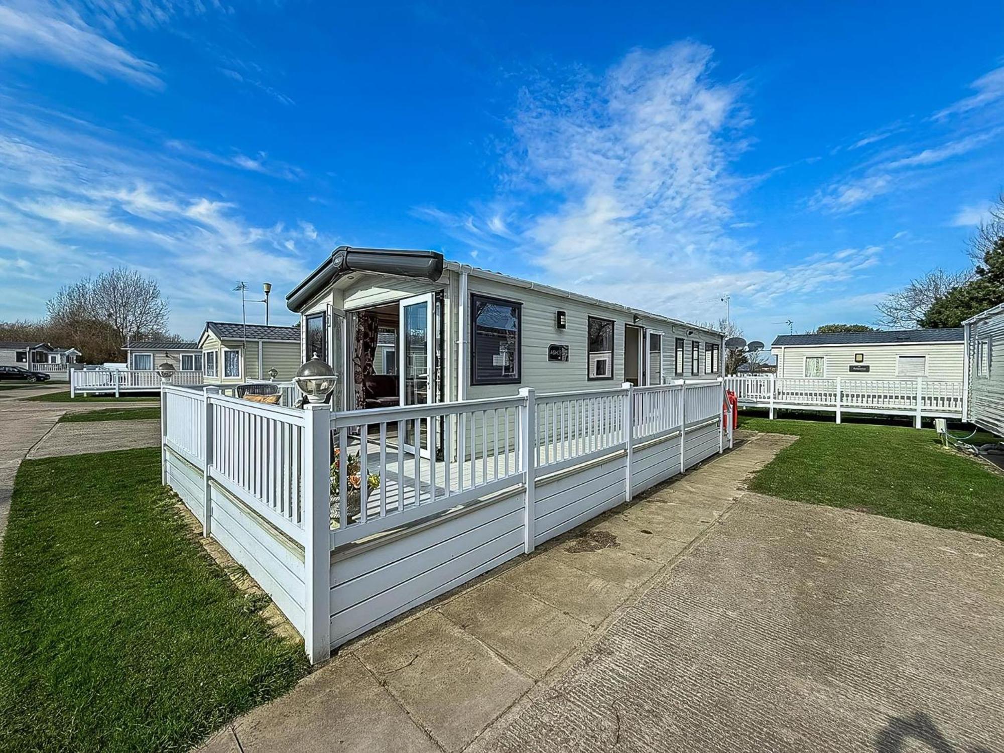 Gorgeous 6 Berth Caravan With Decking And Wi-Fi At Broadland Sands Ref 20377Bs Hopton on Sea Buitenkant foto
